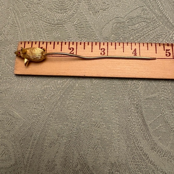 Vintage 70s Children’s Gold Mouse Pin w/ Red Eyes and Long Tail Costume Jewelry - Picture 3 of 12